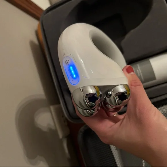 NuFace NuBODY Toning Device with Gel Primer in White and Gray - Picture 2 of 2